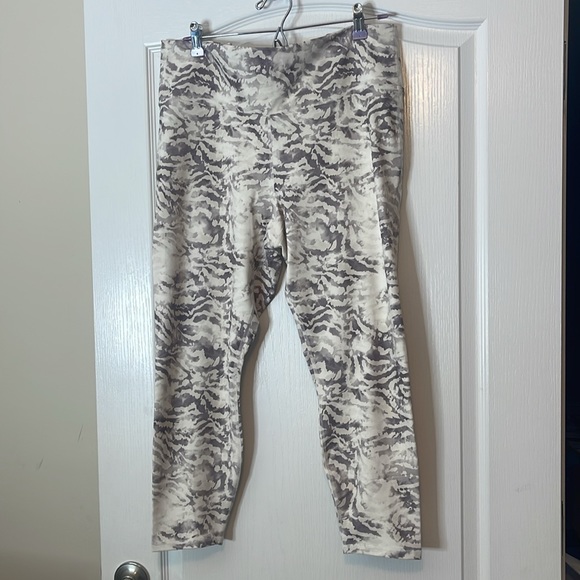 Fabletics Boost Powerhold High Waisted 7/8 Leggings Runyon Pink Cloud 1X - Picture 6 of 14